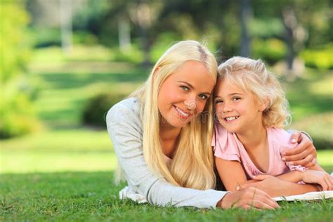 Madre Con Su Hija Que Se Acuesta Imagen De Archivo Imagen De Cubo