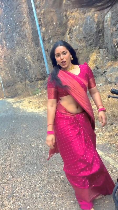 Hot Marathi Girl Sexy Navel In Pink Saree