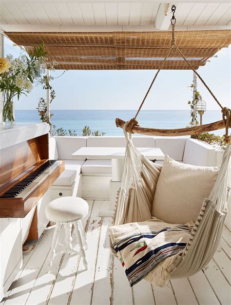 It's simple, breezy, and naturally relaxing. 9 Beach House Decor Ideas to Make You Dream About Springtime