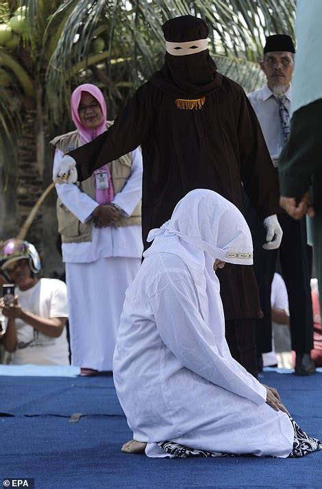 Unmarried Couples Are Whipped For Breaking Sharia Law In Indonesia Daily Mail Online