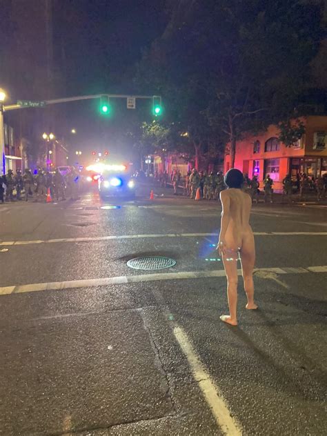 Naked Athena Une Femme Nue Fait Face Aux Policiers Portland