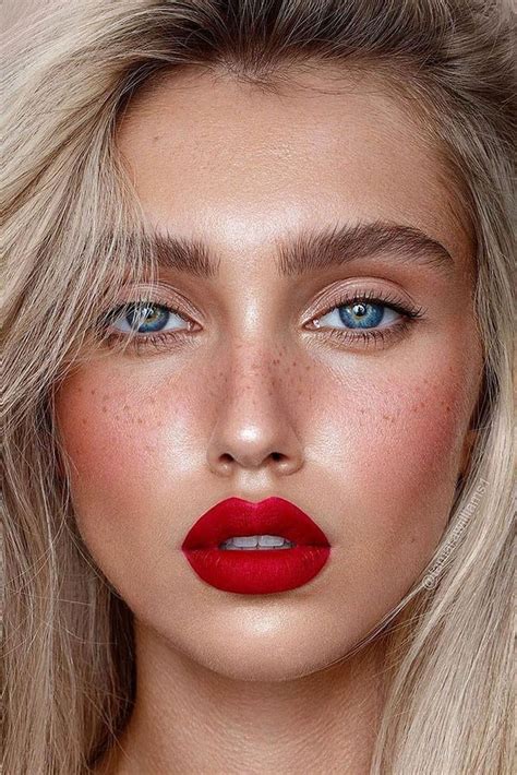 Cool Vintage Makeup Bright Red Lips Minimal Eyeshadow Summer Makeup Trends Red Lip Makeup