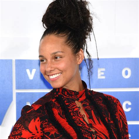 Alicia Keys Stopped Wearing Makeup And The World Is Still Having A Hard