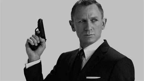 Daniel craig will be hanging up the mantle of james bond after no time to die. Daniel Craig confirme que son prochain film sera James ...