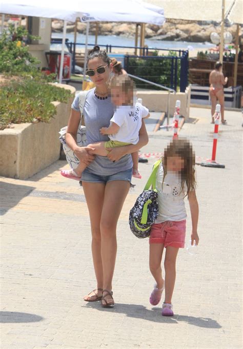 12,187,185 likes · 267,350 talking about this. אמא במשרה מלאה: גל גדות והבנות בחוף הים