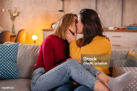 Photo Libre De Droit De Jeune Couple De Lesbiennes Sembrassant Sur Un