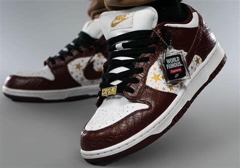 Zum verkauf steht ein originaler, neuer, ungetragener nike sb supreme dunk low in dem. Supreme Nike SB Dunk Low Barkroot Brown DH3228-103 Photos | SneakerNews.com