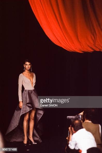 Le Top Model Linda Evangelista Lors Du Défilé Lanvin En Juillet 1990