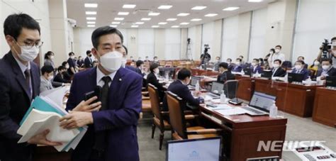 너 체력 문제 있어 3성 장군 출신 의원의 체력단련장 사랑 a k a 강원365 3성장군에서 3선 국회의원이 된 한기호 여론조사 열세였지만 당연히 당선될 줄 알았다 도청. 홍영표 "쿠데타 세력이 秋 공작"…장군 출신 신원식 반발·퇴장 ...