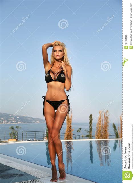 Mujer Atractiva Con El Pelo Rubio Y Cuerpo Perfecto En Bikini Lujoso