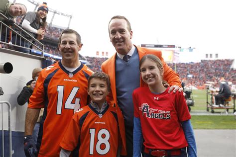 Look Throw From Peyton Mannings 11 Year Old Son Goes Viral The Spun
