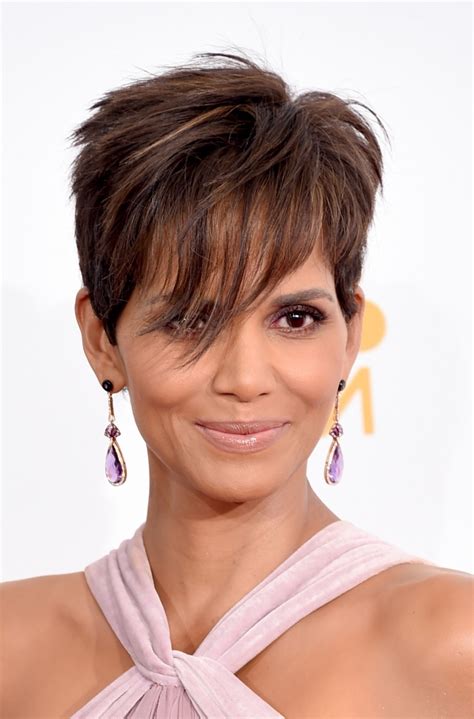 Femmecheveux courtecoiffure afro crépus et naturels, avec trait sur le côté. 1001 + exemples parfaits de la coupe courte effilée à ne ...
