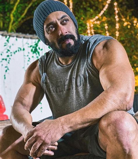 Post His Th Birthday Salman Khan Flaunts His Ripped Physique In New Photo Bollywood News