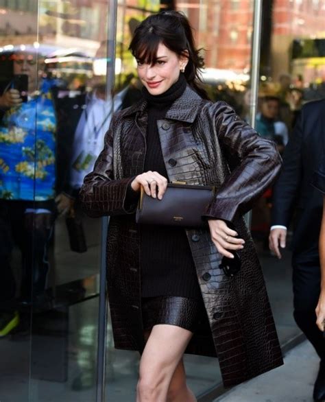 Anne Hathaway Recrea Look De The Devil Wears Prada Mientras Se Sienta Junto A Anna Wintour En Nyfw
