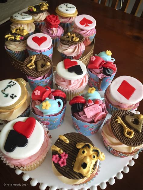 Chocolate macaroons taste best with a cup of tea or a glass of crisp white wine. Alice in Wonderland Themed Cupcakes | Themed cupcakes ...