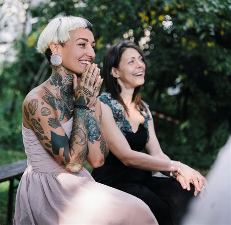 Praktisch wird dir ein seriöser tätowierer erst mit 18 etwas stechen und auch dann nicht an allen stellen, also ich würde gerne wissen, ab wann man sich ein tattoo stechen lassen kann. Ab Wievielen Jahren Darf Man Sich Ein Tattoo Stechen Lassen