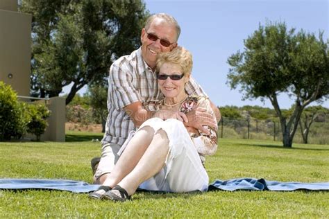 Glückliche alte Paare stockfoto Bild von farbe mann