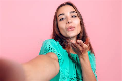 Una Joven Emocionada Se Toma Un Selfie En Su Smartphone Sonando Un Beso Imagen De Archivo