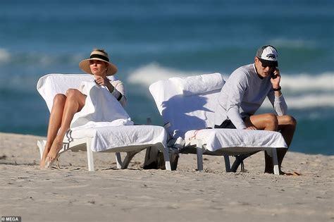 First Pictures Of Ivanka And Jared Settling Into Florida Life Daily Mail Online