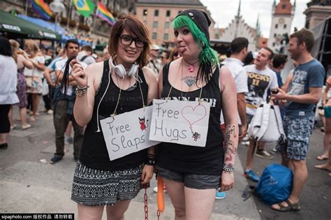 慕尼黑同性恋骄傲大游行 支持者持彩虹旗街头拥吻欢呼国际新闻环球网
