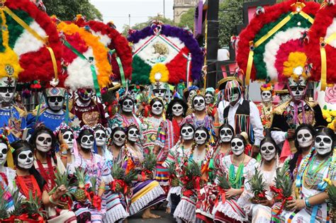 Color Y Flores En Desfile Internacional De Día De Muertos Prensa Animal