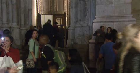 Catholic Faithful Flock To St Patricks Cathedral For Christmas Eve Mass Services Cbs New York