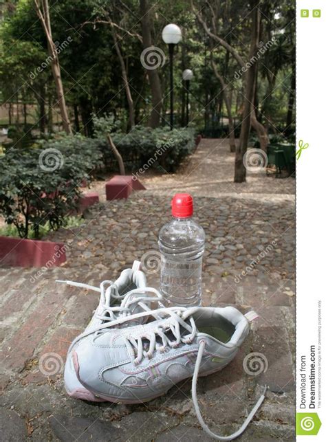 tennisschoenen en een fles water picture image 1885258