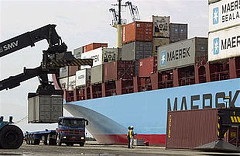 Crisis en Argentina: descarga de contenedores de un barco del puerto de ...
