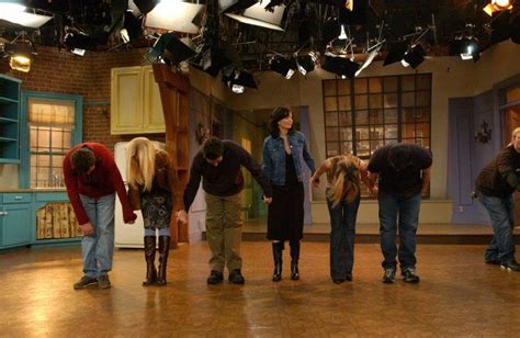 6 Nostalgic Behind The Scenes Pics From Friends Friends Scenes