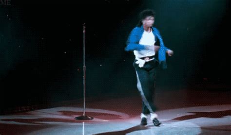 7 Mesmerising GIFs That Prove Michael Jackson Was An Incredible Dancer