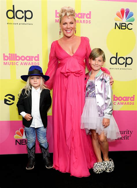 Pink’s Daughter Willow Jumps With Joy In Surprise 2021 Billboard Music Award Performance Access