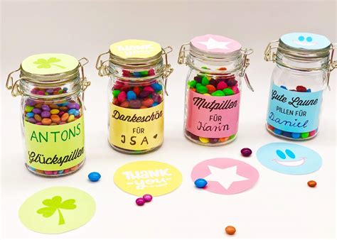 Mit gastgeschenken will man seinen gästen eigentlich eine kleine freude machen, als dank dafür, dass sie die hochzeit zu einem unvergesslichen tag gemacht haben. Kleine Geschenke im Glas basteln - Glückspillen ...