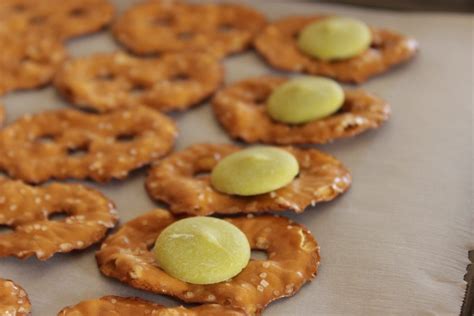 Easy Halloween Treats Zombie Eye Pretzels