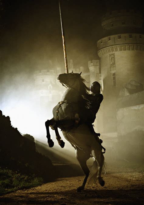 Mideval Crowns Merlin Promofotografie S01 Roi Arthur King Arthur