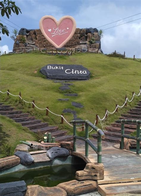 Bukit lintang sewu adalah tempat wisata berkonsep alam. 21 Tempat Wisata Di Madura Yang Hits & Kekinian (2020)