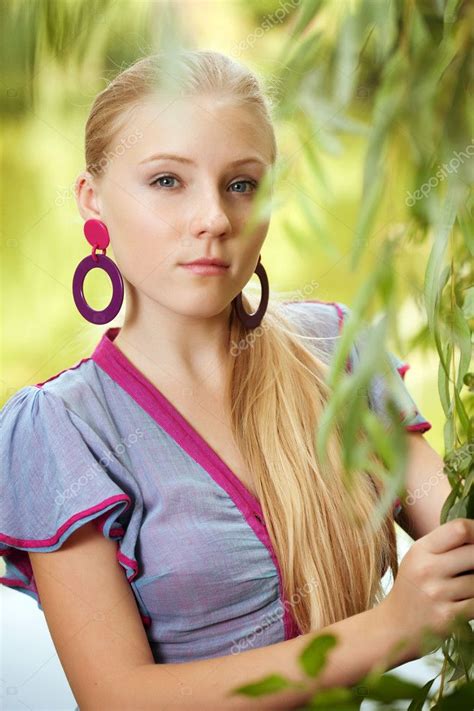Hübsches junges Mädchen in der Nähe eines Baumes Stockfoto photograf