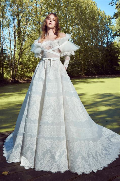 Fall S Top Bridal Trends From Major Sleeves To Gowns La