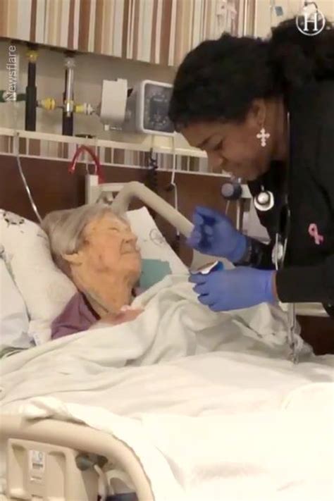 Heartwarming Moment Nurse Sings Beautifully While Feeding Her Patient In Texas A Sweet Nurse