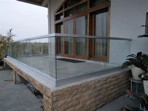 Panel Vertical Glass Balcony Railing System In Aluminium For
