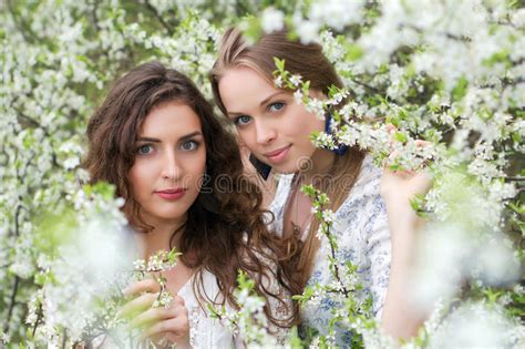 Deux Gentilles Dames Caucasiennes Image Stock Image Du Vert Rêveur 37799303