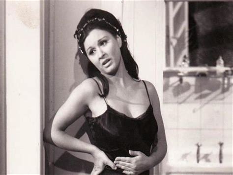 حلت السيدة نادية يسري صديقة الفنانة الراحلة سعاد حسني ضيفة على الإعلامي وائل الإبراشي في برنامجه العاشرة مساء، حيث كشفت عن تفاصيل جديدة حول لحظات وفاة سعاد حسني. خاص| غنت "بانوا بانوا" وهى حامل.. تعرف كيف فقدت السندريلا ...