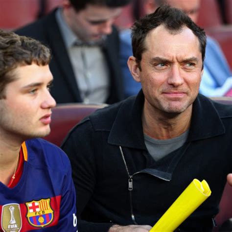 Jude Law disfrutando junto a su hijo del Clásico en el Camp Nou Jude