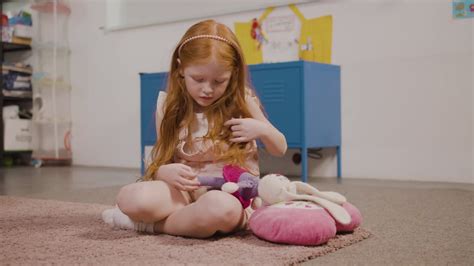 Vídeo de arquivo Gratuito Menina ruiva pegando coelho de brinquedo