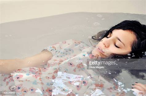 Drowning Girl Bildbanksfoton Och Bilder Getty Images