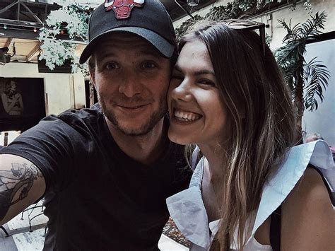 Istenes bence elmondása szerint már legalább egy éve gondolkodik azon, hogy elindítja saját vlogger csatornáját. Istenes Bence nem érti, Adél hogy lehet olyan aranyos