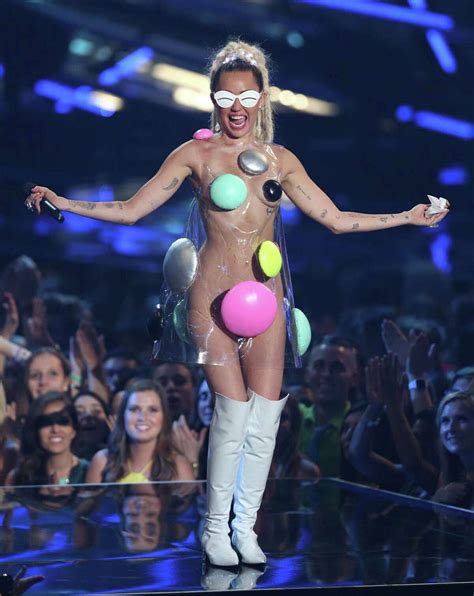 Miley Cyrus Fails To Dress Er Surprise At Vmas