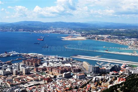 Mar 27, 2020 · gemeindekirche, ist die älteste kirche der stadt. Gibraltar-Stadt Und -rollbahn Redaktionelles Stockbild ...