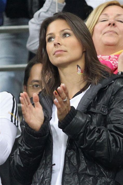 Löw könnte nun nach berlin ziehen. Daniela Löw und die Spielerfrauen auf der Tribüne | Fußball