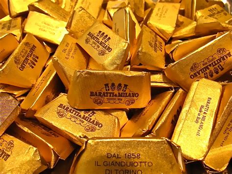 Daher stammt die erfindung der gianduiotti, pralinen, torten, kekse, eis am stil und heißer schokolade: Baratti&Milano