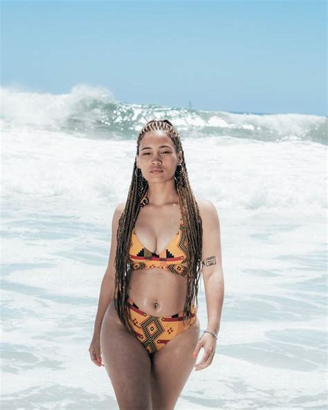 13 Flattering Bikini Poses For A Beach Photoshoot